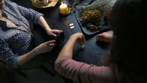 El mago blanco femenino predice el futuro por las runas. magia rúnica — Vídeo de stock