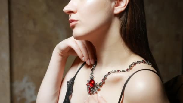 La chica se prueba un enorme collar hermoso con piedras rojas — Vídeos de Stock