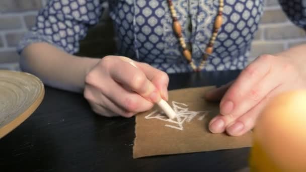 Ρουνική μαγεία. πλοίαρχος γράφει ρουνικό ξόρκι στην περγαμηνή — Αρχείο Βίντεο