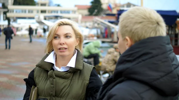 Two beautiful stylish blonde women talking on a navy pier — 스톡 사진