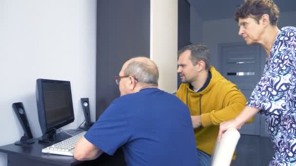 A young man explains to older people how to use a computer — 비디오