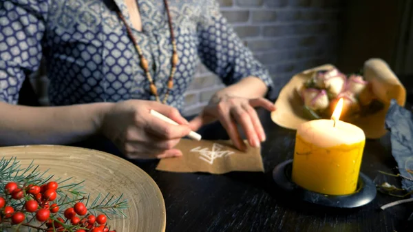 Magia rúnica. mestre escreve feitiço rúnico no pergaminho — Fotografia de Stock