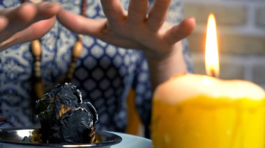 şifalı bitkiler. Yanan bitkilerle ayin. Doğal beyaz büyü