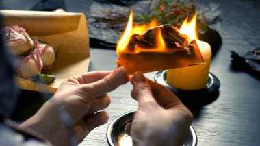 Runik büyü. Usta parşömen üzerinde runik büyü yakar