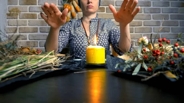 Magia ritual pagana. una poción de hierbas. la mujer es una bruja preparando hierbas —  Fotos de Stock