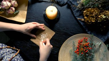 Runik büyü. Usta parşömen üzerine runik büyü yazar