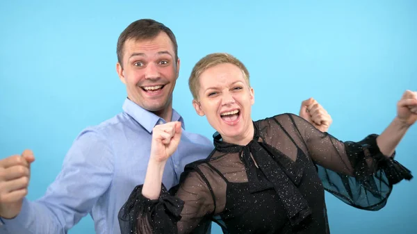 Elegante hombre y mujer bailando felizmente. fondo azul . — Foto de Stock