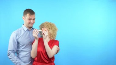  Bir kadın pozitif bir hamilelik testi görür, erkek kürtaj hakkında konuşur, ölüm ortaya çıkar.