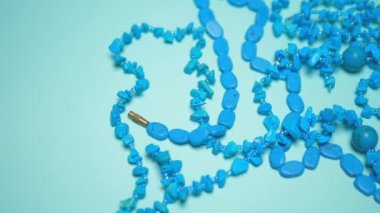 Mavi arka planda turkuaz boncuklar. Boşluğu kopyala