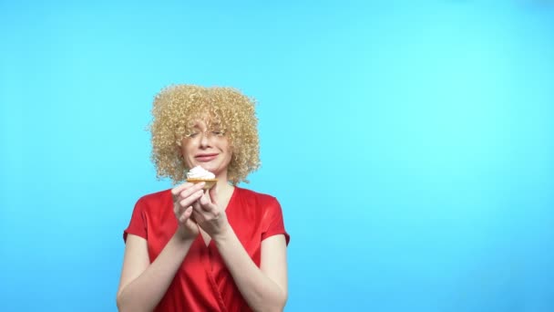 Vázlat, cukorbetegség. nő eszik egy tortát, halál jön — Stock videók