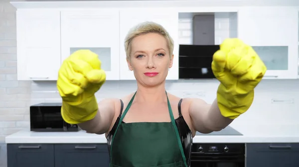 Humor. mujer en corsé de cuero, se pone guantes de goma. limpieza — Foto de Stock