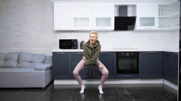 Stylish young woman dancing at home in the kitchen — 스톡 사진