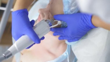 Güzellik kliniğinde yüz gerdirme ameliyatı için iğne kesiti Rf.