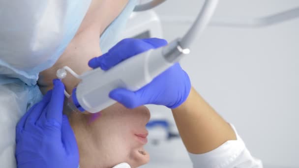 Процедура голка дробова РФ для ліфтингу обличчя в клініці краси . — стокове відео