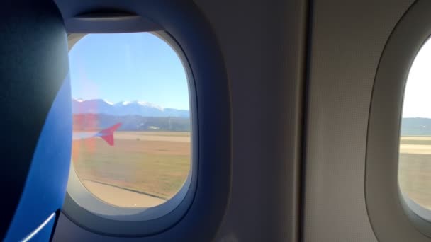 Aterragem no aeroporto. a vista da janela do avião . — Vídeo de Stock