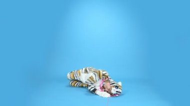 Mizah, kedi kostümü giymiş bir kadın iplikle oynar. mavi arkaplan