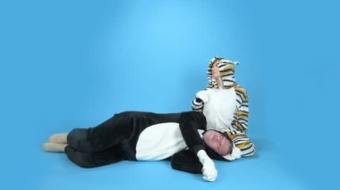 Kedi ve köpek. Bir kadın ve bir adam kigurumi kedi ve köpek. mavi arkaplan