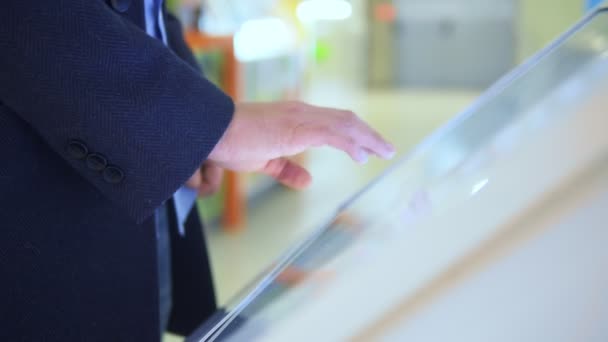 Hombre utiliza la pantalla táctil en el mostrador de información en el supermercado — Vídeos de Stock