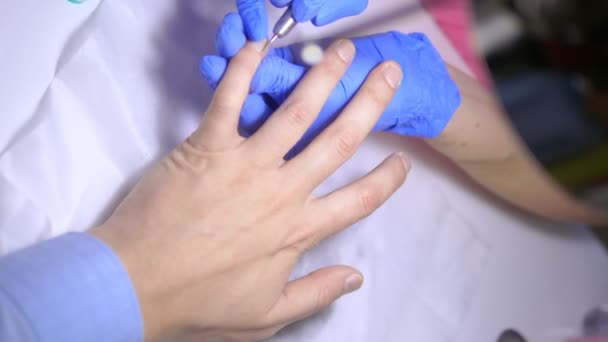 Mužská manikúra. Detailní záběr, ruce manikérky v gumových rukavicích. — Stock video
