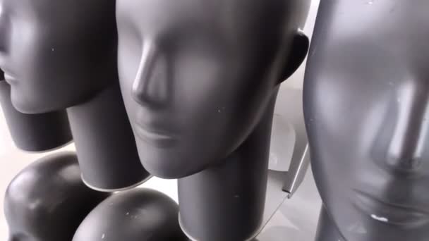 La cabeza es maniquíes grises alineados en filas ordenadas. geometría, minimalismo . — Vídeo de stock