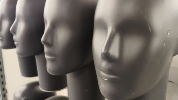 la tête est des mannequins gris alignés en rangées soignées. géométrie, minimalisme .