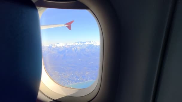 Der Blick aus dem Flugzeug über die Küste des Meeres — Stockvideo