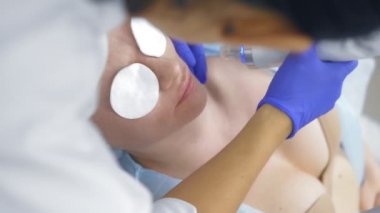 Güzellik kliniğinde yüz gerdirme ameliyatı için iğne kesiti Rf.