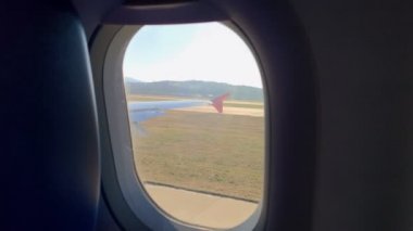 Havaalanına iniyor. Uçak penceresinden manzara..