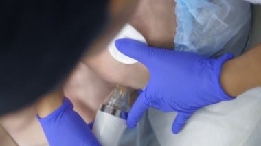 Güzellik kliniğinde yüz gerdirme ameliyatı için iğne kesiti Rf.