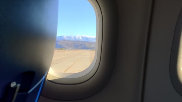 Aterragem no aeroporto. a vista da janela do avião . — Vídeo de Stock