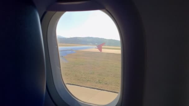 Aterrizando en el aeropuerto. la vista desde la ventana del avión . — Vídeos de Stock