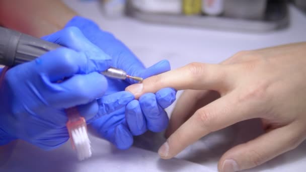 Manicura de hardware masculino. Primer plano, las manos de una manicurista en guantes de goma . — Vídeo de stock