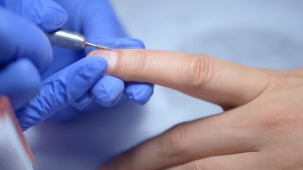 Manicure hardware masculino. Close-up, mãos de uma manicure em luvas de borracha . — Vídeo de Stock