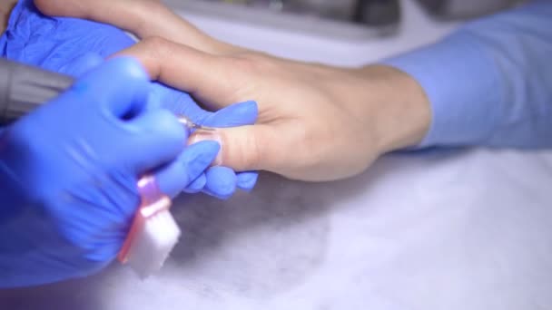 Manicure hardware maschile. Primo piano, mani di una manicure in guanti di gomma . — Video Stock