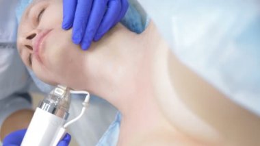Güzellik kliniğinde yüz gerdirme ameliyatı için iğne kesiti Rf.