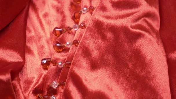 Textura pozadí. záhyby z červené sametové tkaniny s perlemi — Stock video