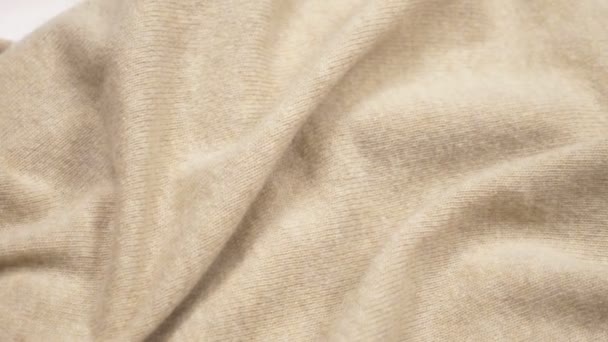 Texture du tissu de fond. pliages de tissu cachemire beige. gros plan — Video