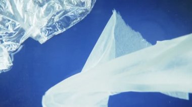 Suyun altında yüzen plastik poşet ve kağıt mendil. Boşluğu kopyala