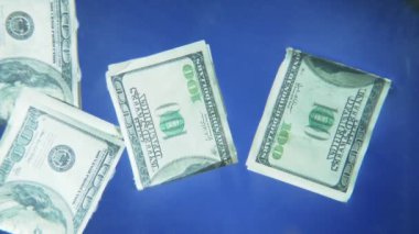 Suyun altında. Su yüzeyinde yüzen yüz dolarlık banknotlar..