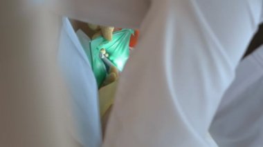 Diş hekimi erkek hastayı tedavi ediyor. Cofferdam 'ı kullanarak. bulanık