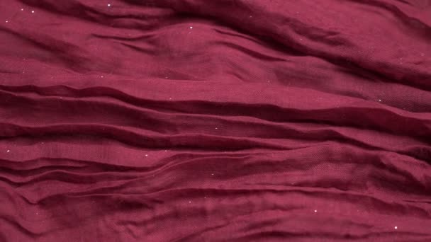 Φόντο ύφασμα. ρυτίδες από τσαλακωμένο μπορντό ύφασμα με lurex. αντίγραφο χώρου — Αρχείο Βίντεο