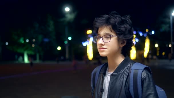 Retrato. Um tipo bonito na rua à noite. estilo de vida — Vídeo de Stock
