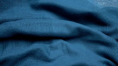 arkaplan dokusu kumaşı. Mavi pamuk kumaşın kıvrımları. Boşluğu kopyala