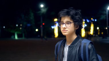 Portre. Akşamları sokaktaki yakışıklı adam. Yaşam biçimi