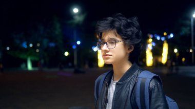 Portre. Akşamları sokaktaki yakışıklı adam. Yaşam biçimi