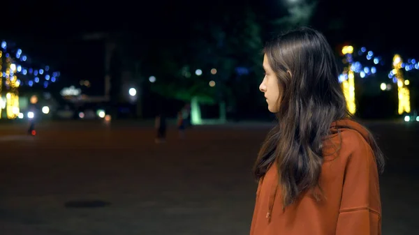 Retrato. Rapariga à noite na rua. estilo de vida — Fotografia de Stock