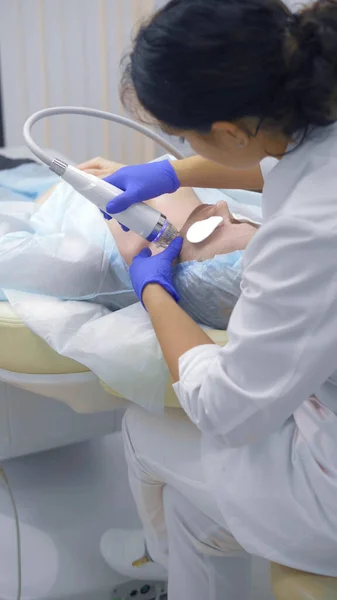 Процедура игла дробной РФ для лифтинга лица в клинике красоты . — стоковое фото
