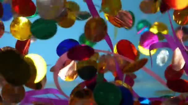 confettis et serpentine sous l'eau sur fond bleu 