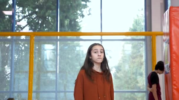 Chica con el pelo largo saltando en un trampolín. super cámara lenta — Vídeos de Stock