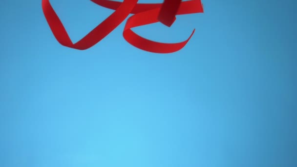 ruban rouge sous l'eau sur fond bleu. espace de copie 